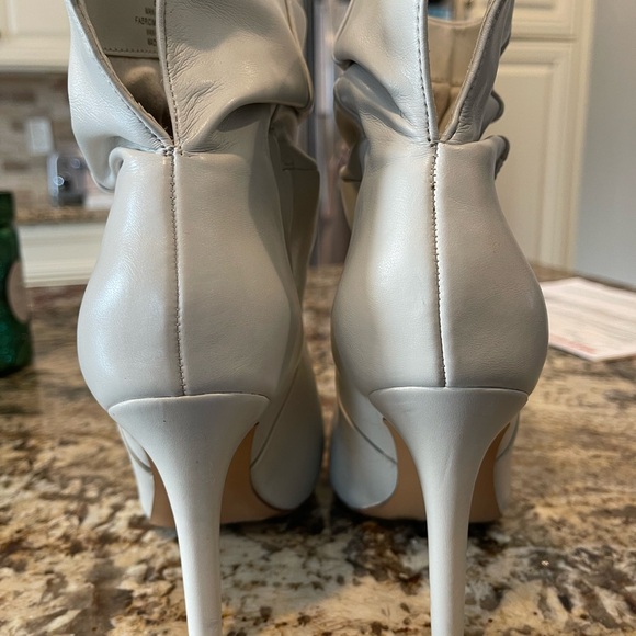Elegant Women's Gray Ankle Boots - Picture 3 of 5